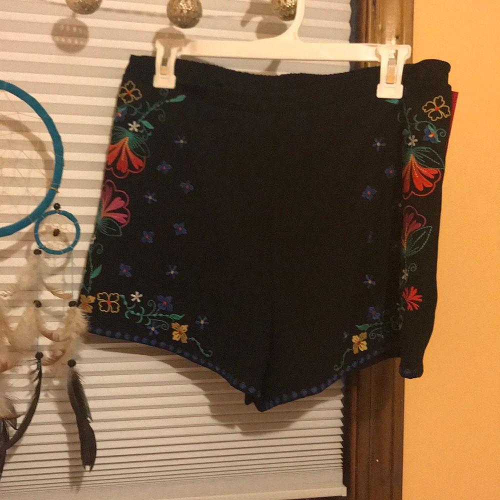 Xhiliration stretchy waist embroidered shorts